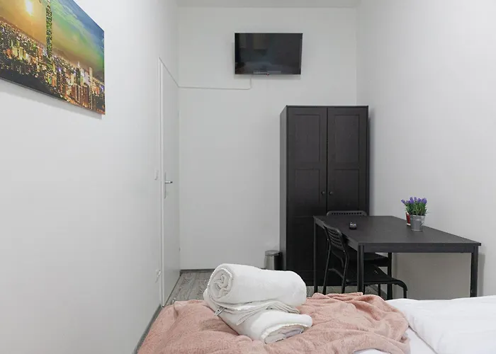 Affordable 5-Br Shared Apartment / Enkplatz U3 Getaway